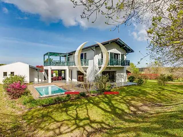 Saint Jean de Luz 64500 Achat / Vente maison 6 pièces t6 au dernier étage piscine