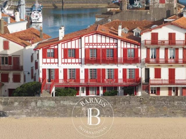 SAINT JEAN DE LUZ, FRONT DE MER, BIEN D'EXCEPTION AVEC PISCINE