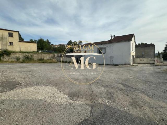 SAINT JULIEN LES ROSIERS – ENSEMBLE IMMOBILIER DE RAPPORT SUR 1 540 m² DONT ENVIRON 915 m² CONSTRUCTIBLES