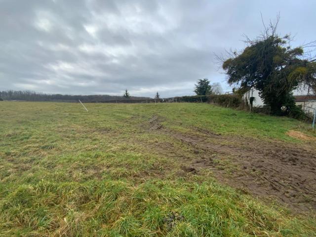 SAINT JULIEN SUR DHEUNE Terrain constructible de 824 m²