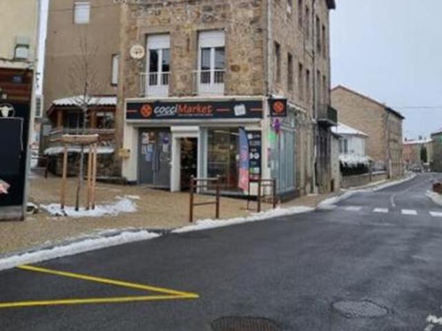 SOUS COMPROMIS * SAINT JUST MALMONT 43240 en plein centre du village Immeuble en pierres de quatre niveaux édifiés sur caves un fond de commerces et trois appartements