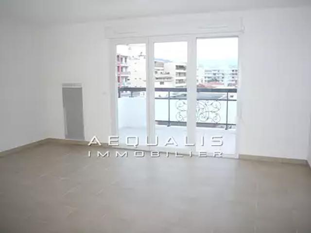 Saint Laurent du Var 06700 Location appartement 1 pièce t1 terrasse parking