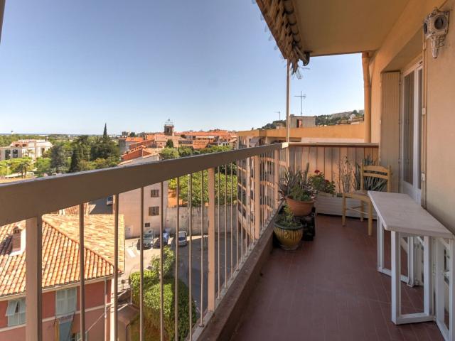 SAINT LAURENT DU VAR: Dernier étage 4p, terrasse vue dégagé