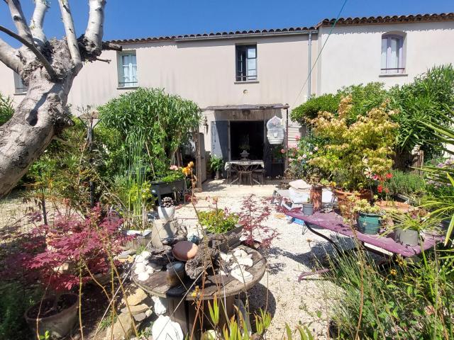 Saint Laurent de la Cabrerisse, 25 mn des plages, adorable pied à terre avec piscine dans village toutes commodités