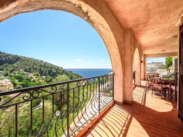 SAINT LAURENT D'ÈZE – ÉLÉGANT 4 PIÈCES AVEC VASTE TERRASSE ET VUE MER PANORAMIQUE