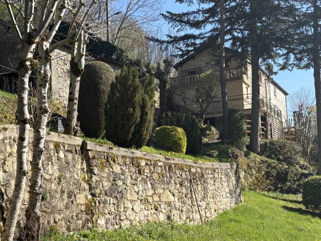 Saint Léons en Aveyron. Maison en pierre rénovée sur magnifique jardin avec grange