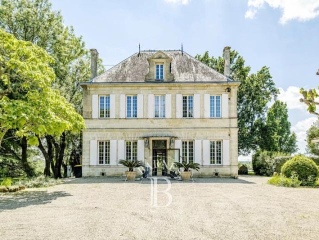 Saint Loubès Propriété hôtelière de 735 m² Salle de sport SPA Piscine Parc de 3 ha