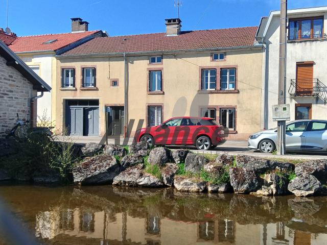 SAINT LOUP SUR SEMOUSE, MAISON AVEC GRAND GARAGE ET TERRAIN CLOS