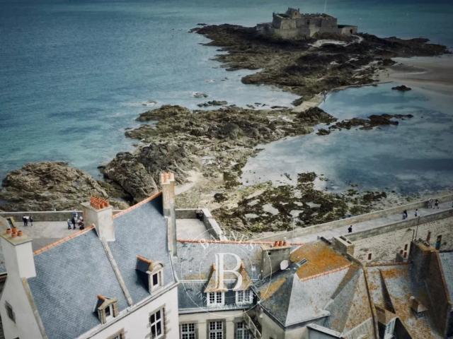 Saint Malo Intra muros — Une adresse historique face à la me. 157m² Saint Malo