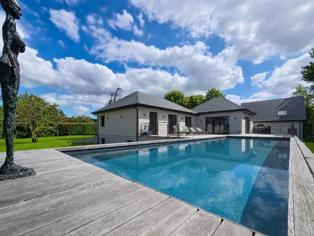 SAINT MARTIN AUX CHARTRAINS Propriété avec piscine