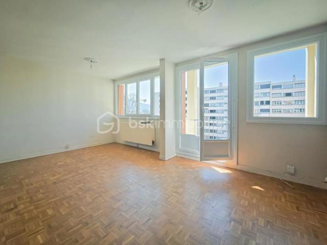 Saint Martin d’Hères – Appartement T4 avec balcon, fort potentiel à deux pas du domaine universitaire, Neyrpic et Clinique Belledonne