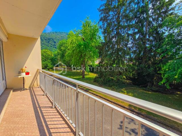 SAINT MARTIN D’HÈRES – LIMITE POISAT – T5 TRAVERSANT AVEC BALCON ET CAVE