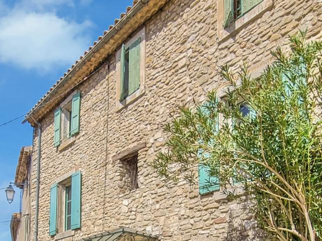 SAINT MARTIN DE CASTILLON Authenticité et cachet: superbe maison ancienne de 207 m2 avec jardin et garage