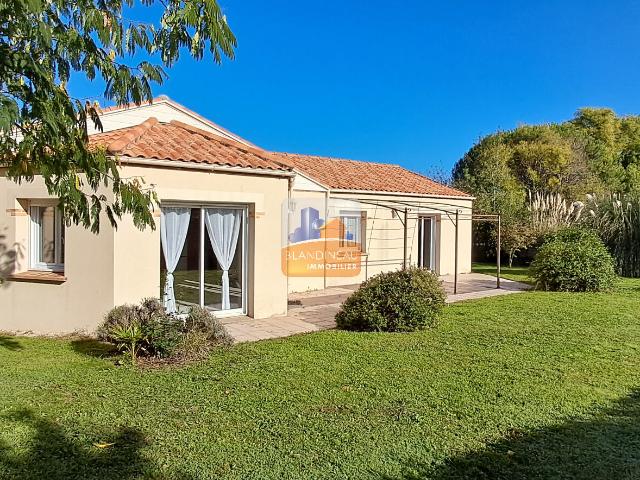 SAINT MARS DE COUTAIS, Belle maison 3 chambres, garage et jardin