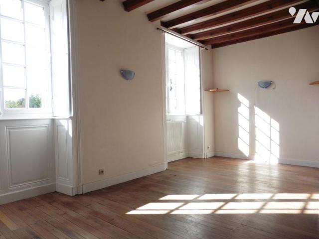 SAINT MARS LA JAILLE, centre, atypique maison/appartement de 137 m²