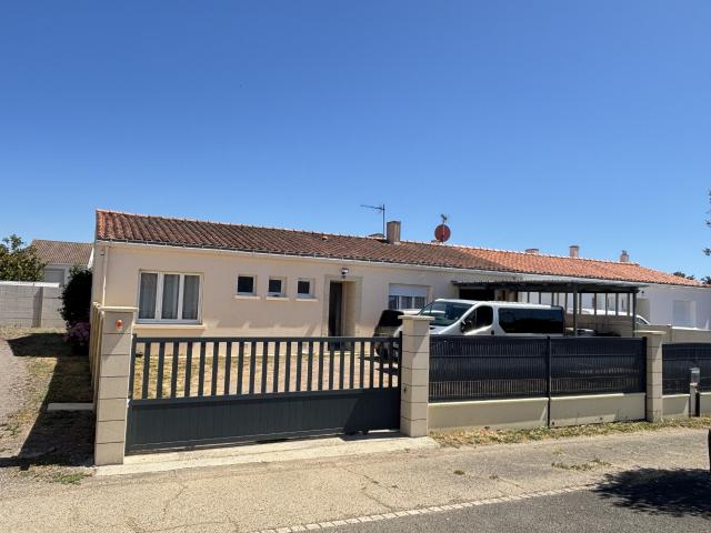 SAINT MATHURIN Maison rénovée de plain pied avec garage et jardin