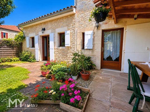 SAINT MEARD DE GURÇON: Charmante maison de ville en pierre