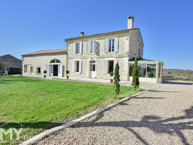 SAINT MÉARD DE GURÇON: Ensemble immobilier en pierre avec gîte, 2 piscines et dépendances