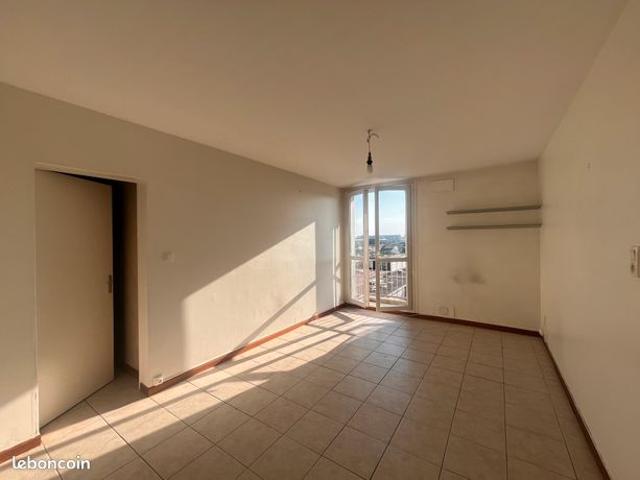 SAINT MICHEL: au calme, ouvrant sur balcon, lumineux T3 au coeur du quartier