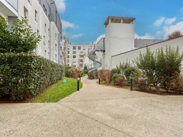 Saint Ouen / Grand Studio Lumineux de 27 m² – Résidence Récente