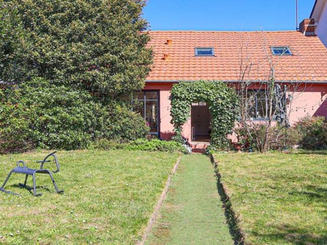 Saint Pasquier en impasse avec garage et jardin