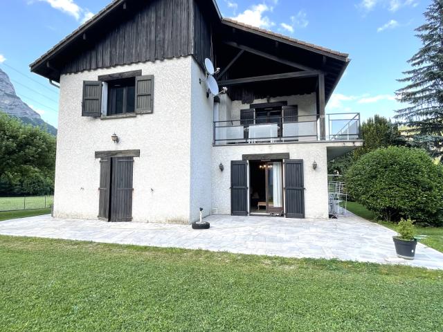 SAINT PAUL DE VARCES VILLA INDIVIDUELLE AVEC 2 APPARTEMENTS 265 M2
