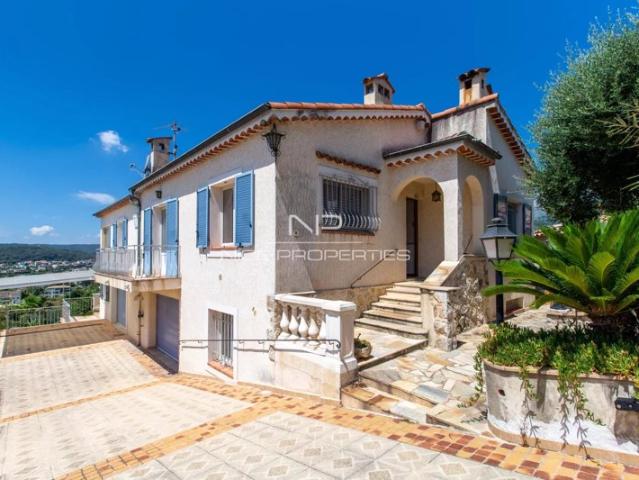 Saint Paul de Vence, jolie villa familiale à moderniser avec piscine et vue panoramique
