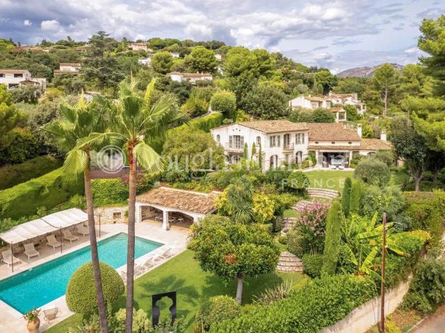 Saint Paul De Vence: Une Superbe villa avec vue mer dans un. 550m² Saint Paul