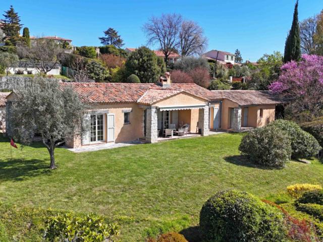 SAINT PAUL DE VENCE Villa de plain pied de 175 m2 avec pis