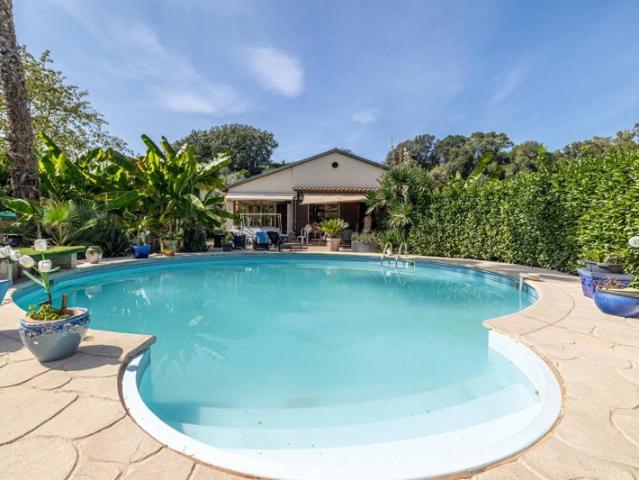 Saint Paul de Vence Maison avec piscine, 3 appartements indépendants, 5 garages et terrain de 3600m²