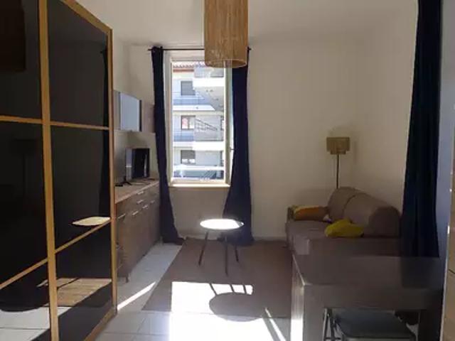 Saint Paul Trois Châteaux 26130 Location appartement 1 pièce t1 au dernier étage