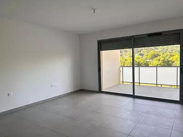 Saint Paul Trois Châteaux 26130 Location appartement 3 pièces t3 au dernier étage