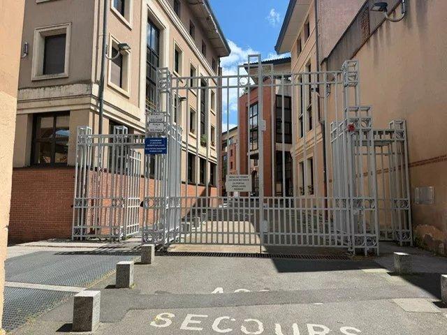 SAINT PIERRE Beau T2 de 44 M² avec cave vendu libre dans belle