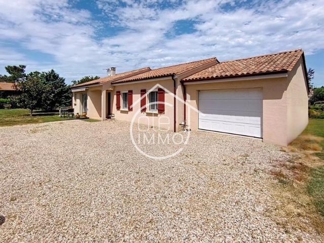 Saint Pierre d'Eyraud: Maison de 101m² avec jardin clos et garage