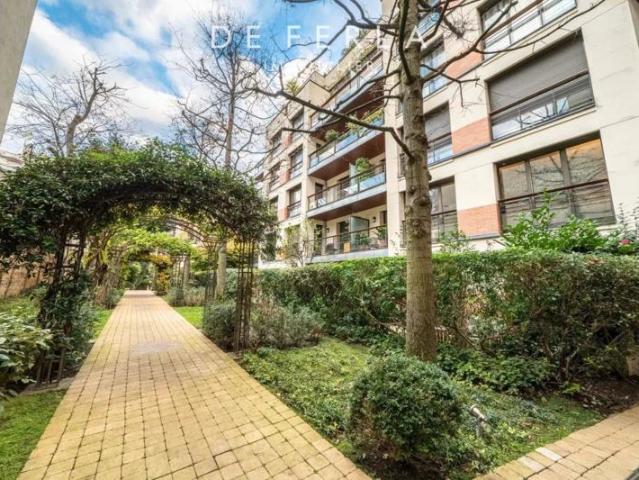 Saint Placide — Appartement familial traversant avec terrasses et parking