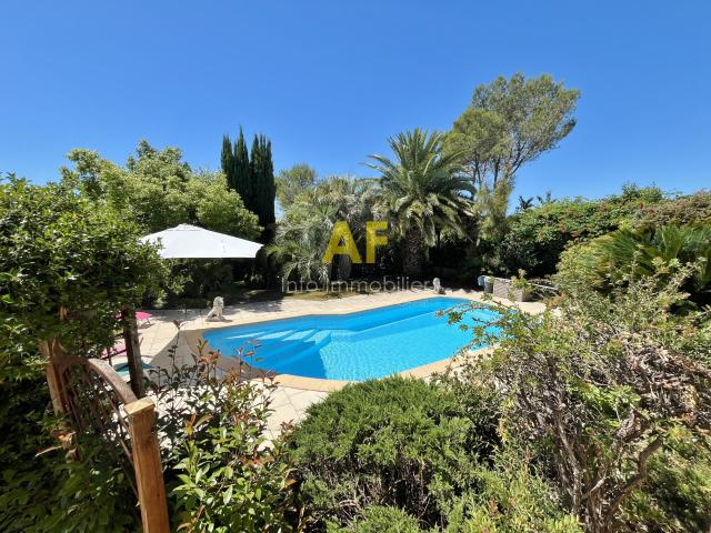 SAINT RAPHAËL ADRESSE RECHERCHÉE Villa de caractère rénovée de 172 m2 avec piscine, garage et appartement