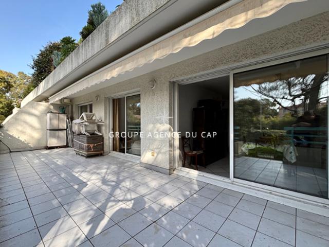 SAINT RAPHAEL, APPARTEMENT PIECES EN RDJARDIN 100M², AVEC GARAGE, CAVE ET PARKING