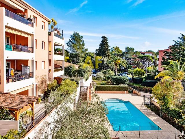 Saint Raphaël, appartement 3 pièces avec loggia et garage, dans résidence avec piscine
