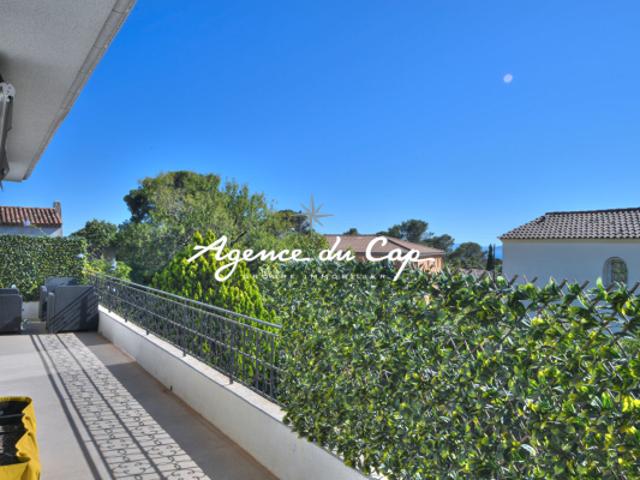 SAINT RAPHAEL APPARTEMENT 3 PIECES RENOVÉ EN DERNIER ETAGE AVEC GARAGE SECTEUR LES PLAINES A SAINT RAPHAEL