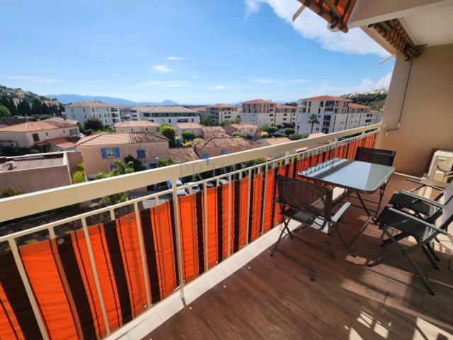 SAINT RAPHAËL DERNIER ÉTAGE AVEC TERRASSE, PARKING ET CAVE