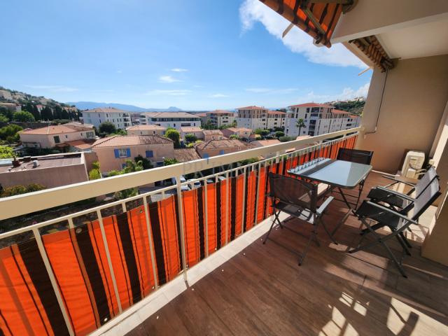 SAINT RAPHAËL DERNIER ÉTAGE AVEC TERRASSE, PARKING ET CAVE