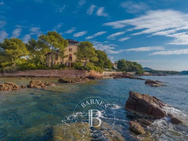 SAINT RAPHAËL EXCEPTIONNELLE VILLA PIED DANS L'EAU DATANT DE LA BELLE ÉPOQUE