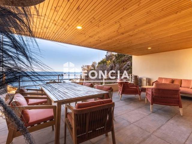 Saint raphael esterel t2 avec vaste terrasse residence piscine avec acces mer vue mer imprenable