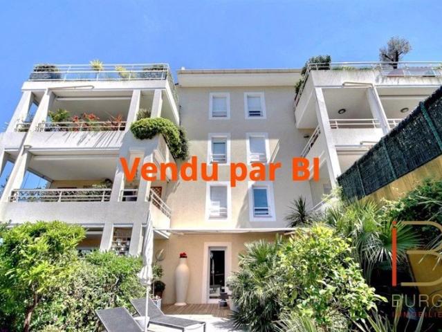 Saint Raphaël proche centre: Duplex 3/4P contemporain de 100m² en dernier étage, avec terrasses, solarium, spa, deux garages et une cave. Exclusivité