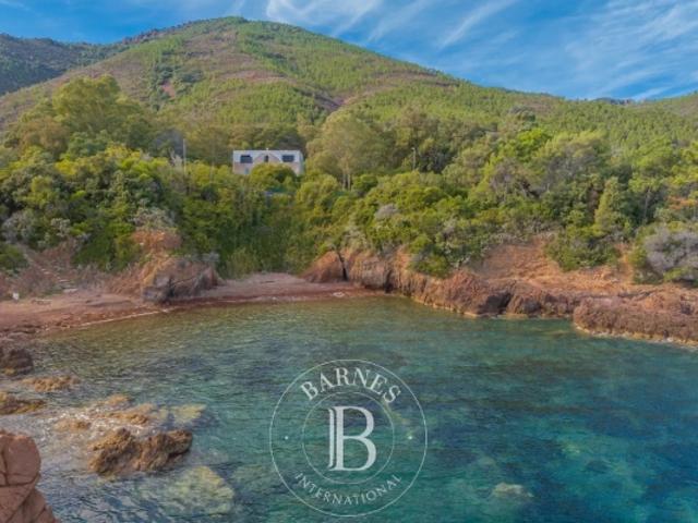 SAINT RAPHAËL PROPRIÉTÉ EN BORD DE MER À RÉNOVER