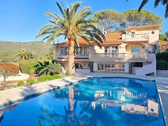 SAINT RAPHAEL – RARE Propriété avec tennis, au calme sur 3 500 m², proche mer
