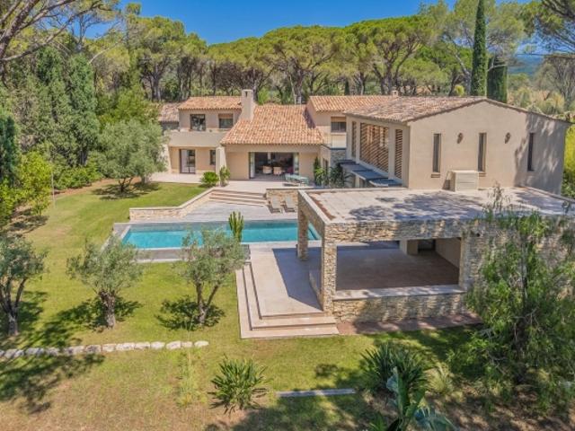 SAINT RAPHAËL VALESCURE – Villa contemporaine de 380 m² en domaine privé sécurisé, au cœur des golfs