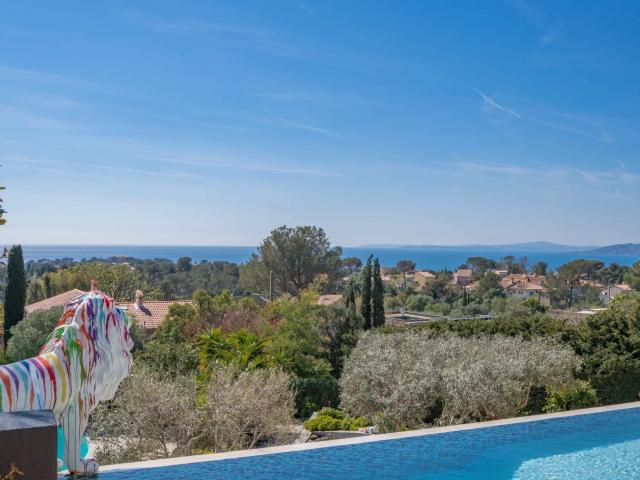 Saint Raphaël: villa contemporaine d’environ 329 m2 au desi. 258m² Saint Raphaël