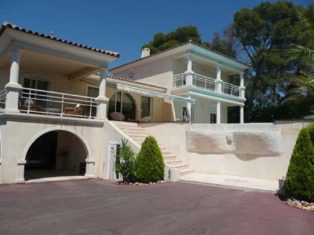 Saint Raphael, Villa De Pieces Avec Piscine A Debordement, D. 159m² Saint Raphaël