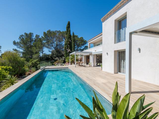 SAINT RAPHAEL VILLA ENTIEREMENT RENOVEE CALME ET APERCUE MER